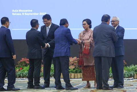 Menteri Keuangan Purbaya Yudhi Sadewa bersama pejabat lama Sri Mulyani Indrawati saat serah terima jabatan di Kemenkeu, Jakarta, Selasa (9/9/2025).