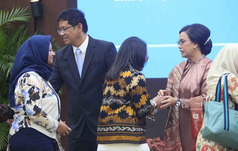 Menteri Keuangan Purbaya Yudhi Sadewa bersama pejabat lama Sri Mulyani Indrawati saat serah terima jabatan di Kemenkeu, Jakarta, Selasa (9/9/2025).