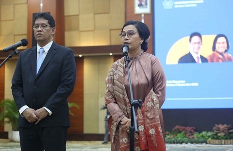 Menteri Keuangan Purbaya Yudhi Sadewa bersama pejabat lama Sri Mulyani Indrawati saat serah terima jabatan di Kemenkeu, Jakarta, Selasa (9/9/2025).