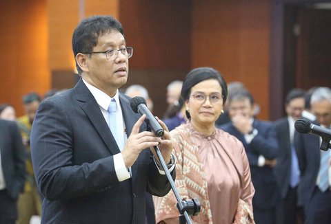 Menteri Keuangan Purbaya Yudhi Sadewa bersama pejabat lama Sri Mulyani Indrawati saat serah terima jabatan di Kemenkeu, Jakarta, Selasa (9/9/2025).