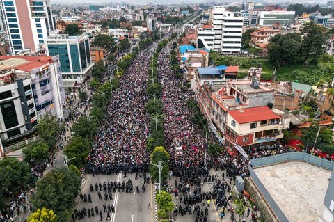 Demonstran berkumpul di luar Gedung Parlemen Nepal saat Gen-Z menolak pemblokiran media sosial di Kathmandu, Nepal, Senin (08/09/2025).