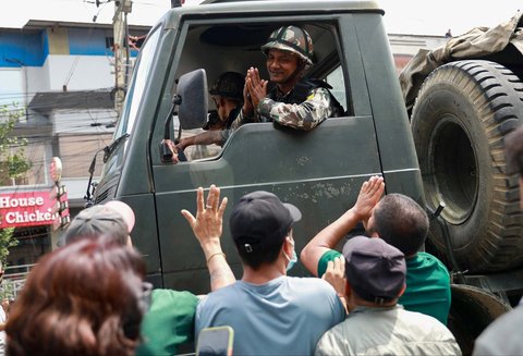 Tentara memberi hormat kepada para pengunjuk rasa yang memblokir jalan dalam aksi protes untuk mengecam tindakan keras mematikan yang dilakukan polisi terhadap para demonstran di Kathmandu Selasa (9/09/2025).