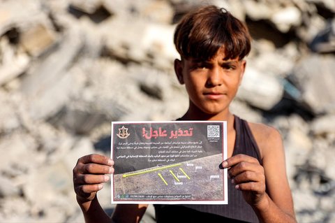 Warga menunjukkan  selebaran yang dijatuhkan oleh militer Israel yang menyerukan evakuasi ke selatan menuju al-Mawasi di Kota Gaza, Selasa (09/09/2025).
