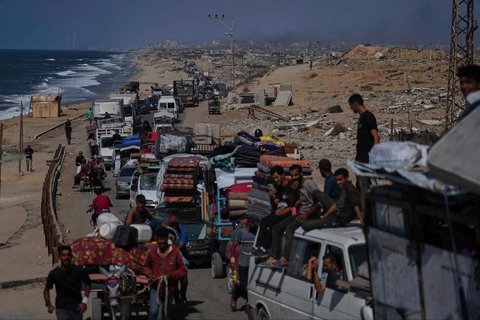 Warga Palestina yang mengungsi dari Gaza utara membawa barang-barang mereka di sepanjang jalan pesisir menuju Gaza selatan, Selasa (09/09/2025).
