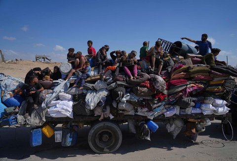 Warga Palestina yang mengungsi dari Gaza utara membawa barang-barang mereka di sepanjang jalan pesisir menuju Gaza selatan, Selasa (09/09/2025).