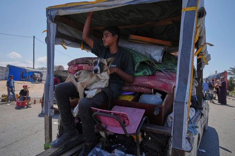 Warga Palestina yang mengungsi dari Gaza utara membawa barang-barang mereka di sepanjang jalan pesisir menuju Gaza selatan, Selasa (09/09/2025).