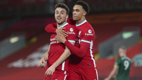 Pemain Liverpool, Trent Alexander-Arnold (tengah) bersama pelatih Arne Slot setelah laga lanjutan Liga Inggris 2024/2025 melawan Arsenal di Anfield, Liverpool, Inggris, Minggu (11/05/2025) wa