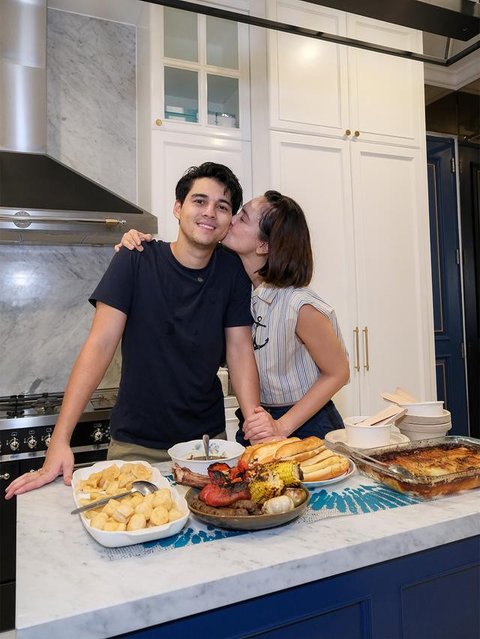 Luna Maya dan Maxime Bouttier bakar BBQ di tahun baru 2026 bersama teman mereka. [IG: @lunamaya]