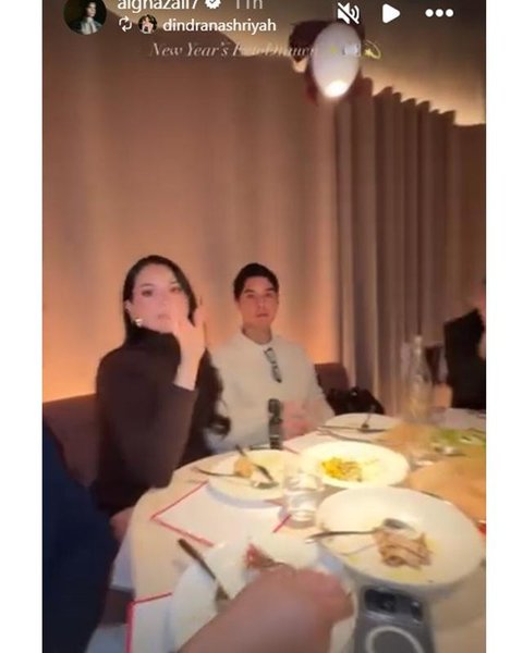 Luna Maya dan Maxime Bouttier bakar BBQ di tahun baru 2026 bersama teman mereka. [IG: @lunamaya]