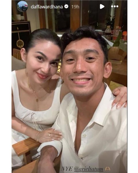 Luna Maya dan Maxime Bouttier bakar BBQ di tahun baru 2026 bersama teman mereka. [IG: @lunamaya]