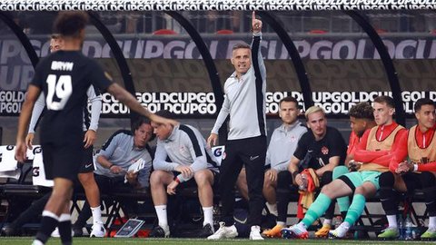 Herdman nantinya akan bersaing dengan asisten pelatih Liverpool, Giovanni van Bronckhorst, yang juga disebut Sky Sports tengah dipertimbangkan oleh PSSI. (AFP/Jack Guez)
