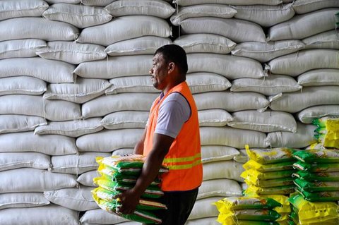 Perum Bulog Kantor Wilayah Bogor, memasok beras Stabilisasi Pasokan dan Harga Pangan (SPHP) ke seluruh pasar tradisional di wilayah Bogor. (Foto: Liputan6.com/Achmad Sudarno).
