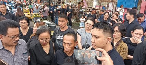 Surat berisi curhatan mahasiswi Manado sebelum tewas gantung diri (Foto: Yoseph/Liputan6.com)