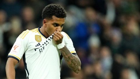 Pemain Real Madrid Rodrygo melakukan selebrasi usai mencetak gol ke gawang Granada pada pertandingan sepak bola Liga Spanyol di Stadion Santiago Bernabeu, Madrid, Spanyol, Sabtu (2/12/2023). (AP Photo/Jose Breton)