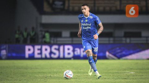 Pemain Persib Bandung, Alberto Rodriguez Martin menggiring bola pada laga lanjutan pekan ke-3 BRI Liga 1 2023/2024 antara Persib Bandung melawan Dewa United FC di Stadion Gelora Bandung Lautan Api (GBLA), Bandung, Jumat (14/07/2023). (Bola.com/Bagaskara Lazuardi)