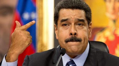 Presiden Venezuela Nicols Maduro menyapa para pendukungnya pada hari pelantikannya untuk masa jabatan ketiga di istana kepresidenan Miraflores, Caracas, Venezuela, 10 Januari 2025.