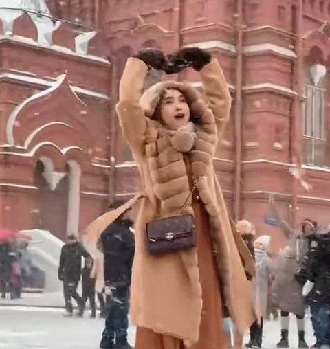 Gaya Ria Ricis Liburan di Moscow (Instagram/@riaricis1795)