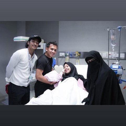 Kelahiran putri pertama Adiba Khanza dan Egy Maulana Vikri membawa kebahagiaan bagi Abidzar Al Ghifari. Putra Umi Pipik antusias jadi paman baru. (Foto: Ricoowb Bob dari Instagram @ricoowb)