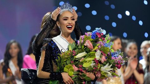 Miss Universe Venezuela Amanda Dudamel dan R'Bonney Gabriel dari Amerika Serikat bersaing memperebutkan mahkota Miss Universe 2023 di babak 3 besar. (dok. TIMOTHY A. CLARY / AFP)