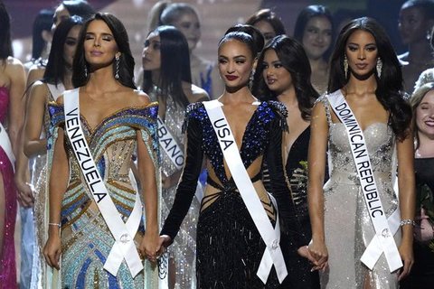 Miss Universe Venezuela Amanda Dudamel dan R'Bonney Gabriel dari Amerika Serikat bersaing memperebutkan mahkota Miss Universe 2023 di babak 3 besar. (dok. TIMOTHY A. CLARY / AFP)