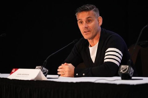 Pelatih timnas Kanada, John Herdman tak dapat menutupi rasa bahagianya usai bisa meloloskan Kanada ke Piala Dunia 2022. (AFP/Geoff Robins)