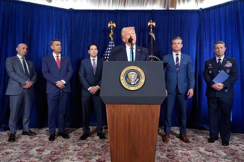 Presiden Amerika Serikat Donald Trump saat menyampaikan pernyataan di klub Mar-a-Lago miliknya di Palm Beach, Florida, pada Sabtu (3/1/2026). (Dok. AP/Alex Brandon)