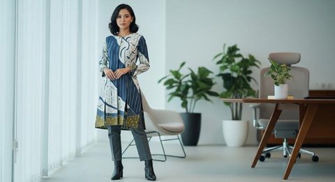 8 Model Atasan Batik Kantor 2026, Pilihan Stylish untuk Tampilan Profesional dan Tetap Elegan (Foto: Gemini AI)