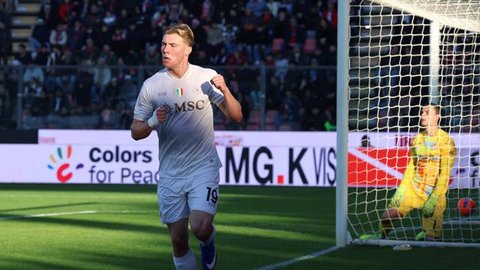 Pemain Napoli, Rasmus Hojlund, merayakan golnya saat menghadapi Fiorentina dalam pertandingan Serie A di Stadion Artemio Franchi, Florence, Italia, Minggu, 14 September 2025. (Massimo Paol