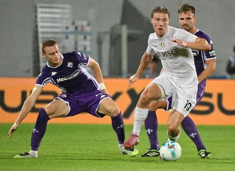 Pemain Napoli, Rasmus Hojlund, merayakan golnya saat menghadapi Fiorentina dalam pertandingan Serie A di Stadion Artemio Franchi, Florence, Italia, Minggu, 14 September 2025. (Massimo Paol