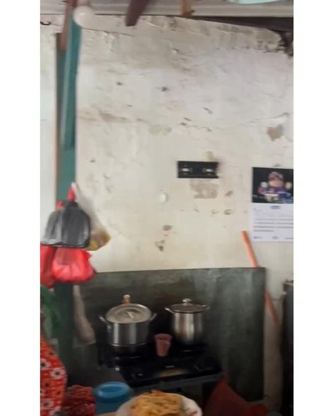 Potret kondisi rumah Diding Boneng yang roboh akibat lapuk termakan usia. [IG: @haikalsanad]