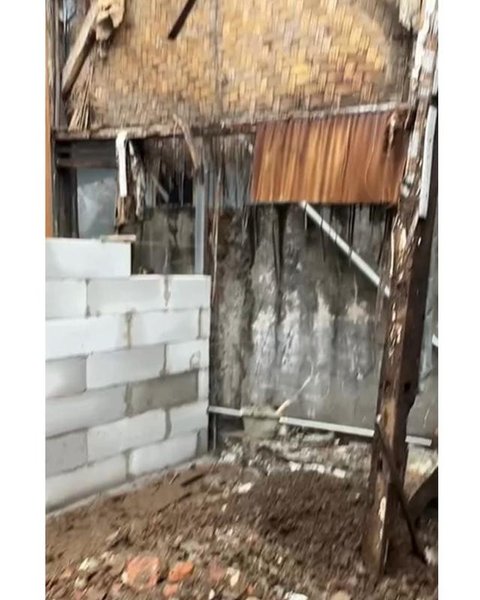 Potret kondisi rumah Diding Boneng yang roboh akibat lapuk termakan usia. [IG: @haikalsanad]