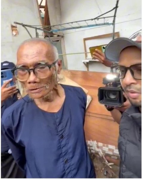 Potret kondisi rumah Diding Boneng yang roboh akibat lapuk termakan usia. [IG: @haikalsanad]