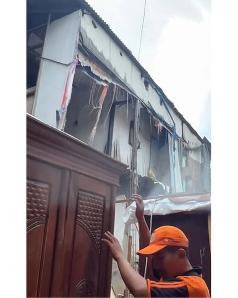 Potret kondisi rumah Diding Boneng yang roboh akibat lapuk termakan usia. [IG: @haikalsanad]