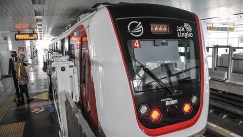 Azas Tigor Nainggolan menyampaikan keterangan saat mendaftarkan gugatan terhadap PT PLN (Persero) terkait mati listrik massal di PN Jakarta Selatan, Rabu (21/8/2019). PLN diangap telah melaku