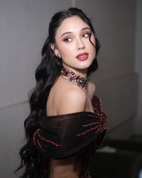 Potret Yasmin Napper pakai gaun (Foto: Instagram @yasminnapper)