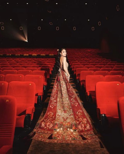 Potret Yasmin Napper pakai gaun (Foto: Instagram @yasminnapper)