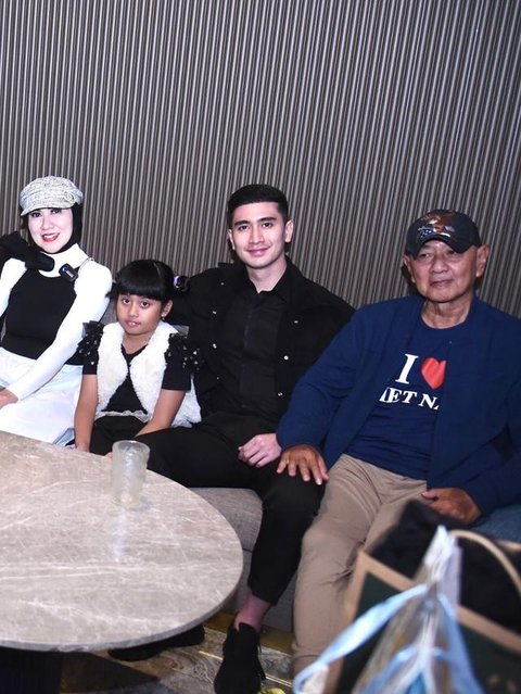Kenangan ayah Venna Melinda bersama keluarga sebelum meninggal dunia. [IG: @verrellbramastaterdepan_]