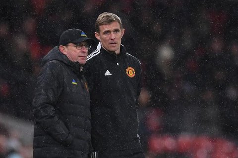 Manajer Manchester United Sir Alex Ferguson (kanan) berbicara dengan pemain Darren Fletcher saat timnya bermain melawan Chelsea di Stadion Wembley di London, 19 Mei 2007, selama pertandingan