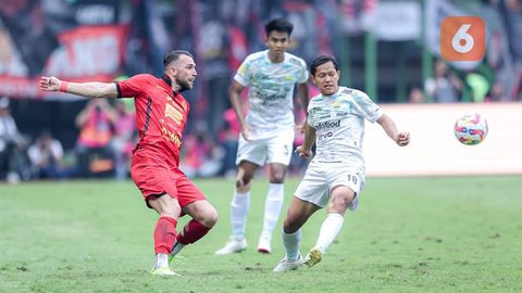 Pemain Persija Jakarta, Marco Simic (kiri) berusaha melepaskan umpan dibayangi pemain Persib Bandung, Adam Alis dalam laga lanjutan BRI Liga 1 2024/2025 di Stadion Patriot Candrabhaga, Bekasi, Minggu (16/02/2025).