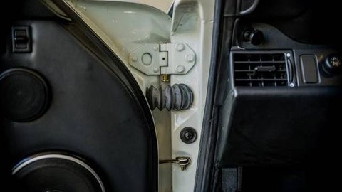 Karet pada engsel pintu mobil bukan hanya sekadar estetika, namun berpotensi menyebabkan korosi. (istockphoto.com)