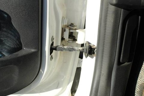 Karet pada engsel pintu mobil bukan hanya sekadar estetika, namun berpotensi menyebabkan korosi. (istockphoto.com)