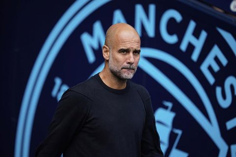 Pep Guardiola sempat menghadiri undangan makan malam dengan Sir Alex Ferguson yang ketika itu baru meninggalkan Manchester United pada 2014. (AFP/FABRICE COFFRINI)