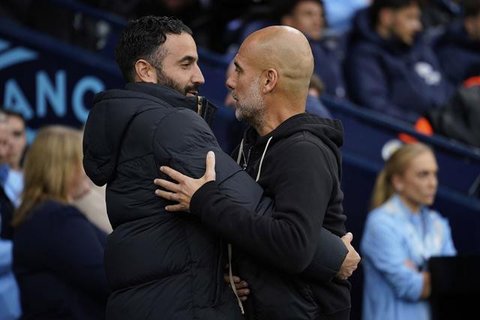 Pep Guardiola sempat menghadiri undangan makan malam dengan Sir Alex Ferguson yang ketika itu baru meninggalkan Manchester United pada 2014. (AFP/FABRICE COFFRINI)