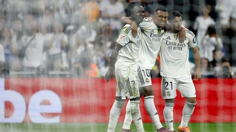 Pemain Real Madrid, Kylian Mbappe, melakukan selebrasi setelah mencetak gol ke gawang Osasuna pada laga pekan perdana La Liga di Stadion di Santiago Bernabeu, Rabu (20/8/2025) dini hari WIB.