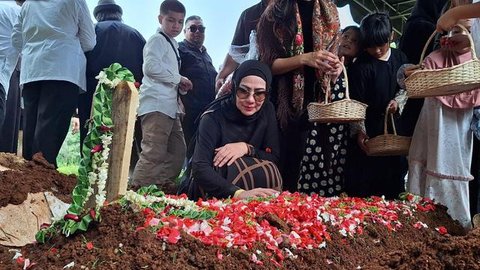Menurut Venna Melinda, keinginan mendiang sebenarnya simpel: ingin nikmati kebersamaan dengan anak dan cucu dalam perjalanan singkat ke luar kota.