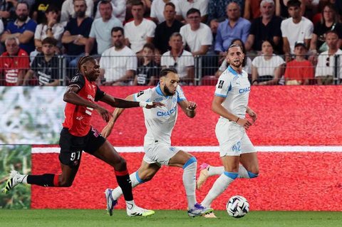 Bek muda Rennes, Jeremy Jacquet (kanan). (AFP/Lou BENOIST)