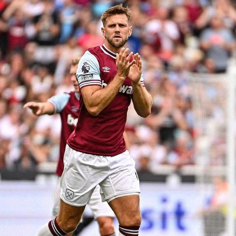 Kiper AC Milan, Mike Maignan gagal menghalau bola tendangan pemain Atalanta Charless De Cetelaere yang berbuah menjadi gol pada laga lanjutan Liga Italia 2024/2025 di ewiss Stadium, Bergamo,