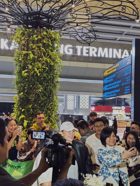 Momen Agnez Mo pulang ke Indonesia disambut fans di bandara. [IG: @agnezmo]