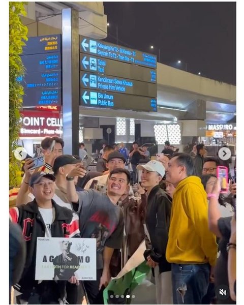 Momen Agnez Mo pulang ke Indonesia disambut fans di bandara. [IG: @agnezmo]
