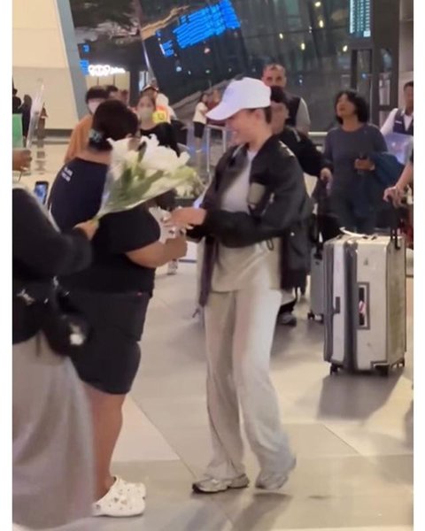 Momen Agnez Mo pulang ke Indonesia disambut fans di bandara. [IG: @agnezmo]